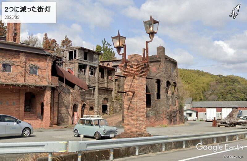 正面の駐車場と街灯